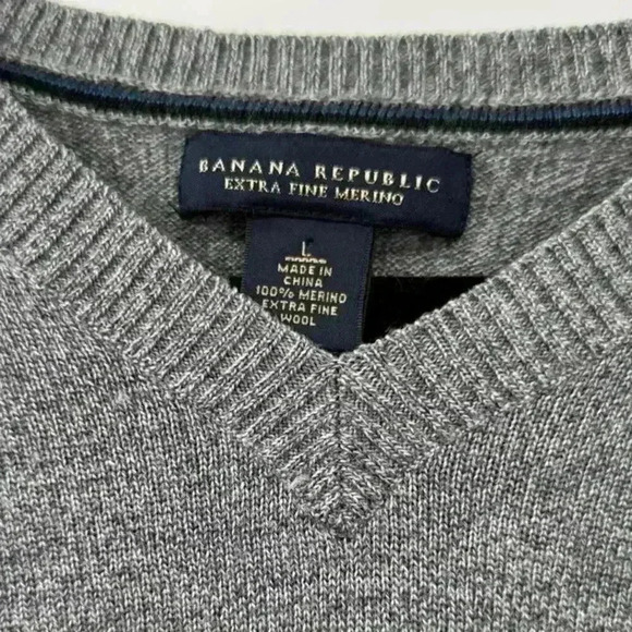 Banana Republic Men’s Gray V-Neck Pullover Sweater Extra Fine Merino Wool Size L - Picture 3 of 3
